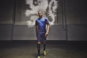 国际足联世界杯2026-五年沉寂，一鸣惊人！凯恩率FPX重返巅峰，粉丝热泪盈眶